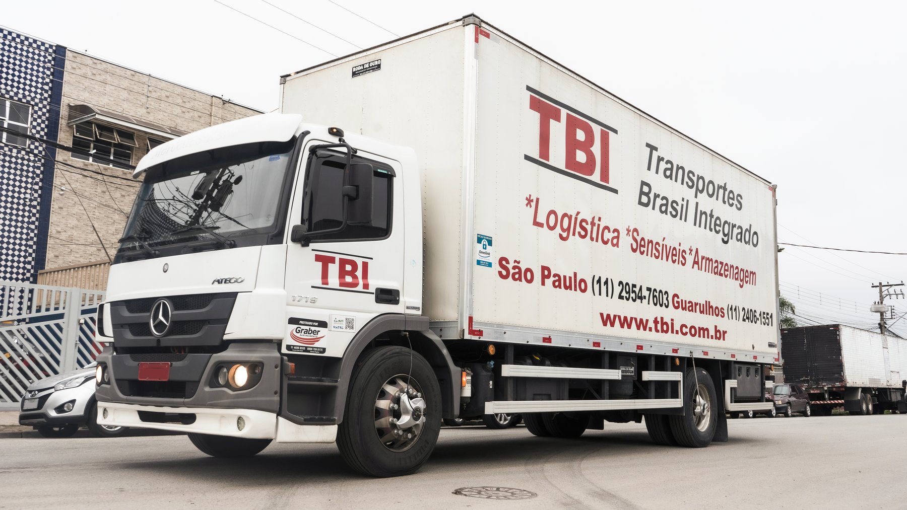Caminhão da frota própria da TBI com plataforma hidráulica