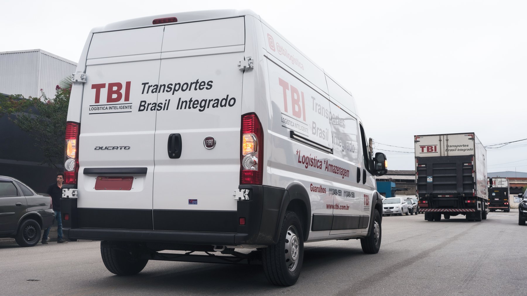 Van da frota TBI em operação, vista traseira