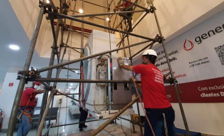 Montagem de guincho e talha em andaime para içamento interno de equipamento