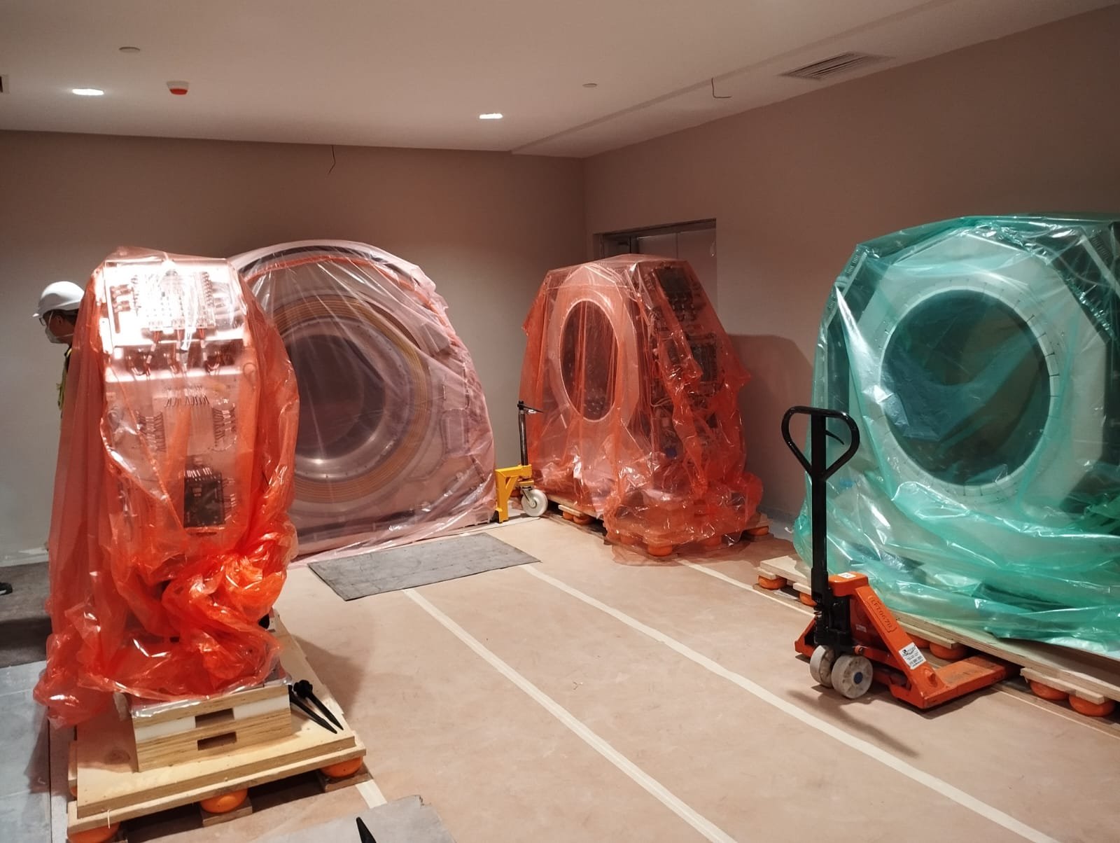 Equipamentos de imagem posicionados na sala de instalação, ainda embalados