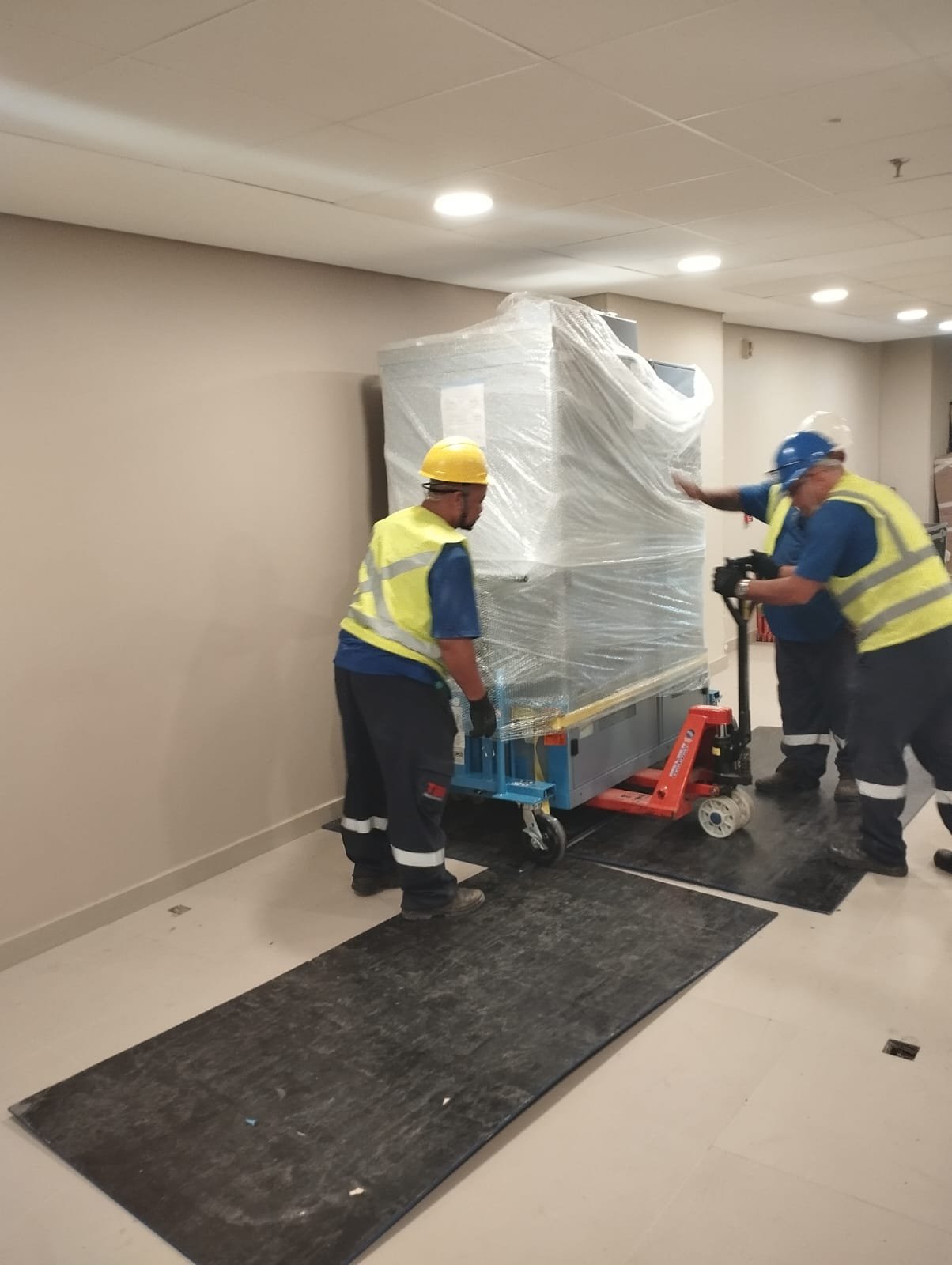 Movimentação interna de equipamento com paleteira sobre piso protegido